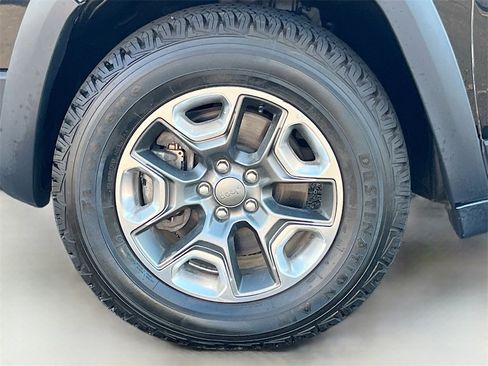 Used 2019 Jeep Cherokee Trailhawk image 32