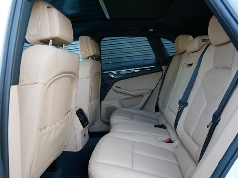 Used 2025 Porsche Macan image 11