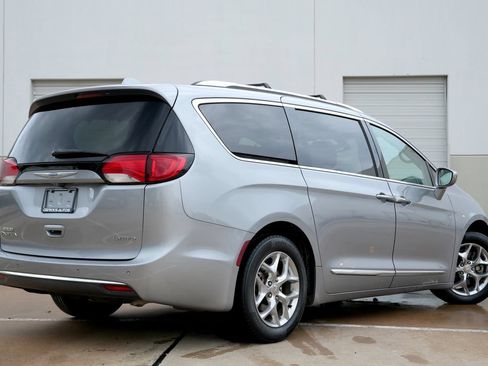 Used 2018 Chrysler Pacifica Limited FWD image 3