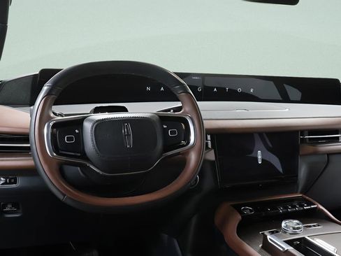 Used 2025 Lincoln Navigator Reserve AWD/4WD image 9