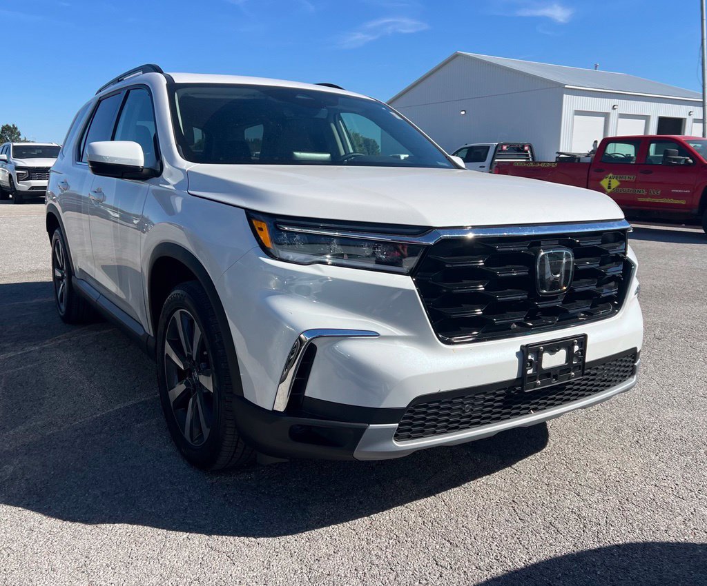 Used 2025 Honda Pilot Touring image 1