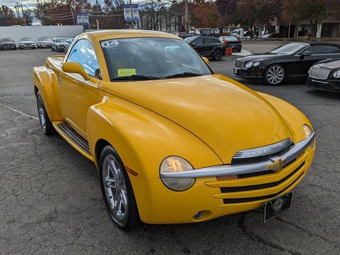 Used 2004 Chevrolet SSR w/ Preferred Equipment Group RWD image 5