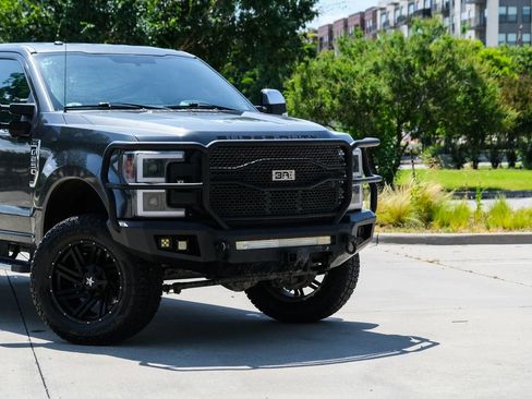 Used 2017 Ford F250 XLT w/ XLT Premium Package AWD/4WD image 3