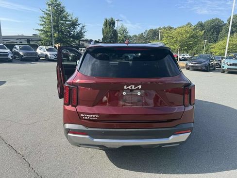 Certified 2025 Kia Sorento S w/ Panoramic Sunroof Package FWD image 8