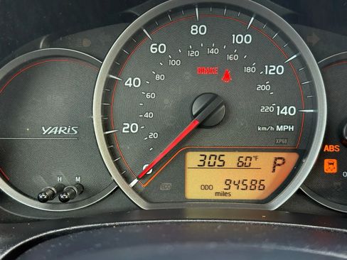 Used 2012 Toyota Yaris L image 17