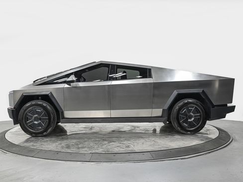 Used 2025 Tesla Cybertruck AWD Crew Cab image 2