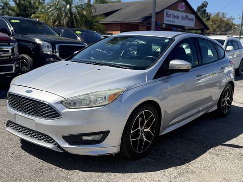 Used 2015 Ford Focus SE w/ SE Sport Package FWD image 2