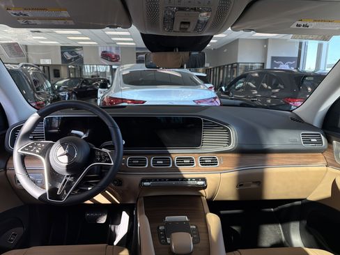 Used 2026 Mercedes-Benz GLS 450 4MATIC image 9
