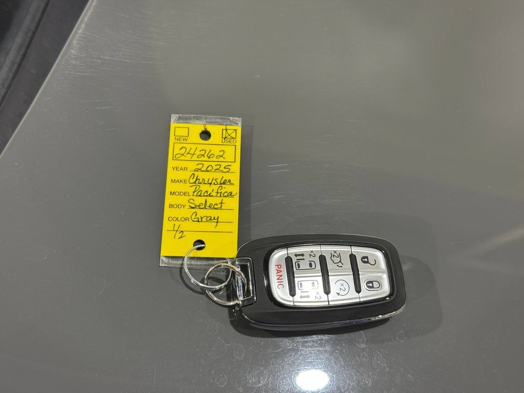 Used 2025 Chrysler Pacifica Select FWD image 43