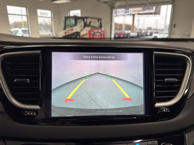 Used 2025 Chrysler Pacifica Select FWD image 40