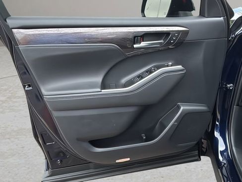 New 2026 Toyota Highlander Platinum AWD/4WD image 17