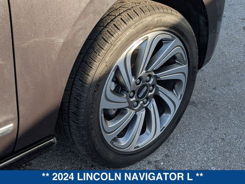 Used 2024 Lincoln Navigator L Reserve image 12