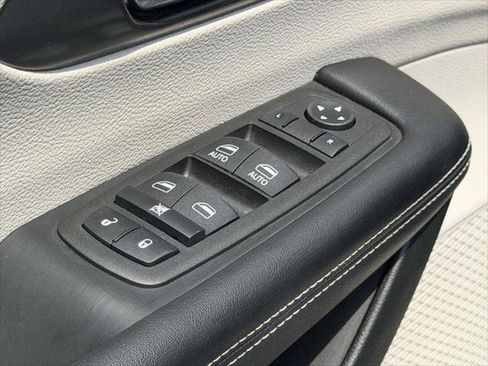 Used 2022 Chrysler Pacifica Touring-L FWD image 18