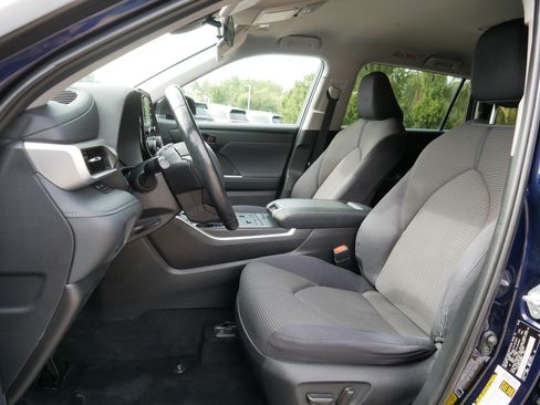Used 2020 Toyota Highlander LE AWD/4WD image 35