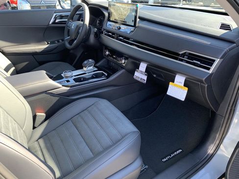 New 2025 Mitsubishi Outlander SE image 23