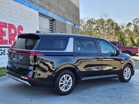 Used 2024 Kia Carnival LX image 7