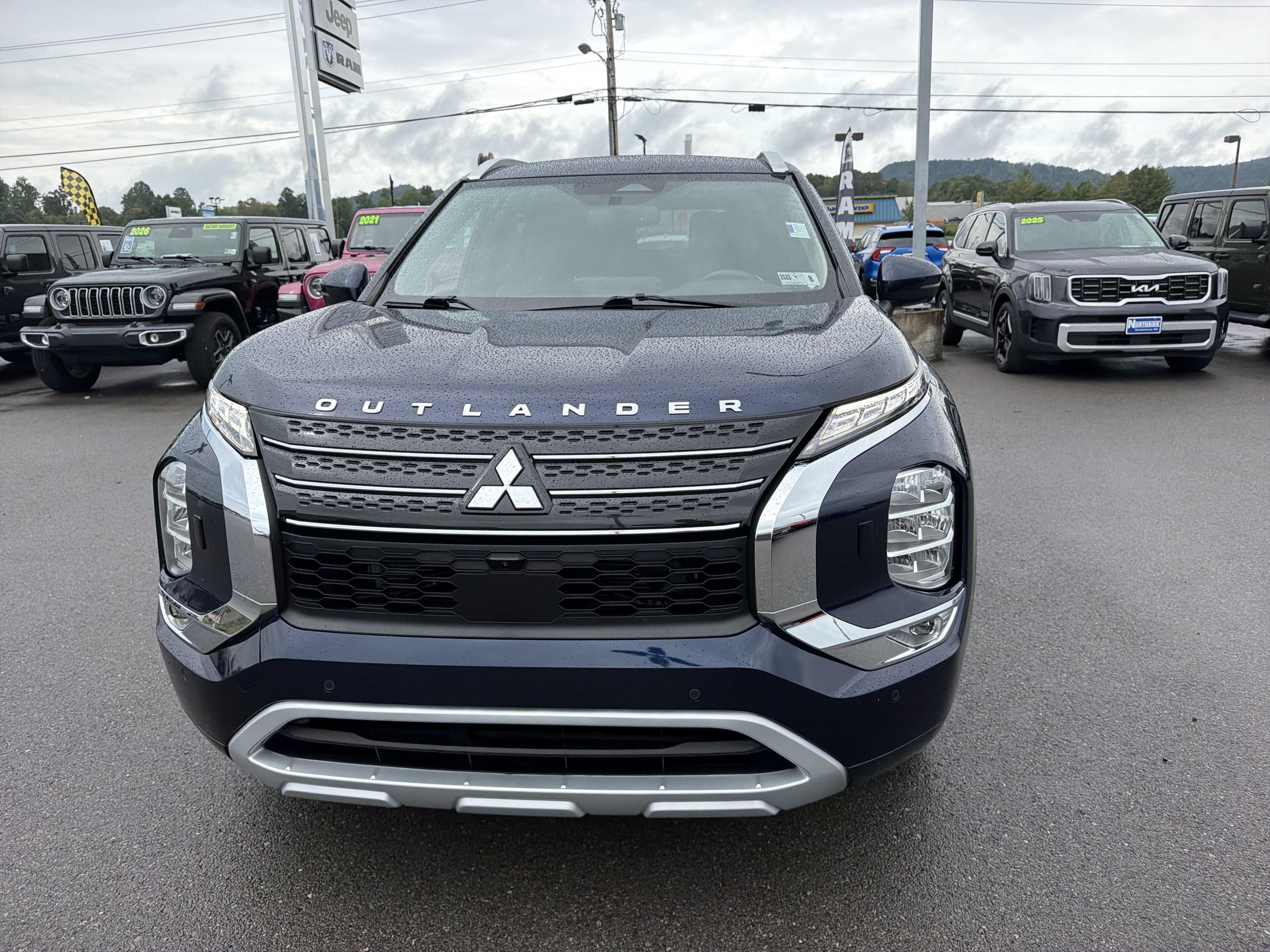 Used 2022 Mitsubishi Outlander SEL AWD/4WD image 2