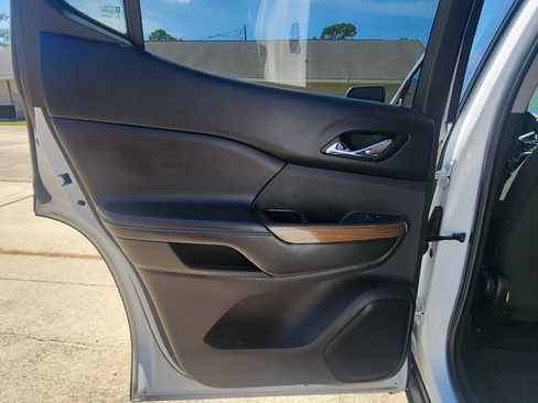 Used 2018 GMC Acadia SLE FWD image 17