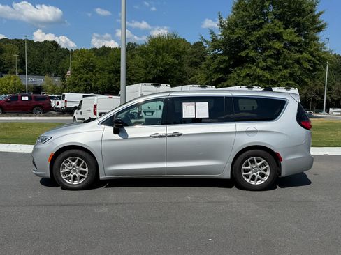 Used 2024 Chrysler Pacifica Touring-L FWD image 2