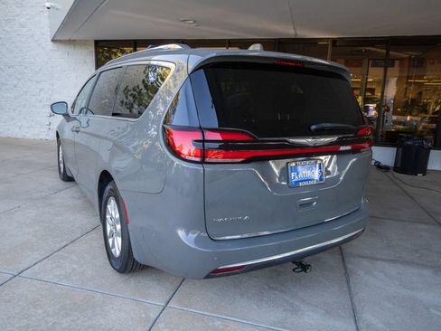 Used 2021 Chrysler Pacifica Touring-L w/ Uconnect Theater Family Group FWD image 5