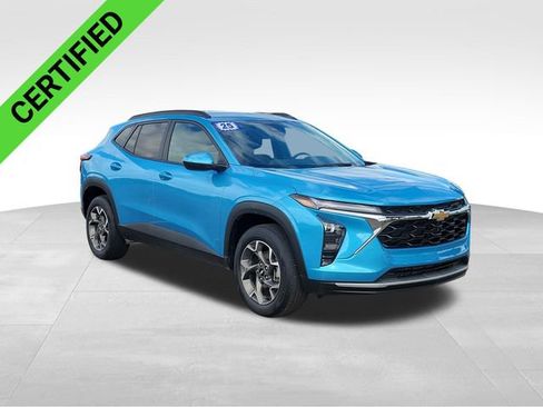 Certified 2025 Chevrolet Trax LT w/ Driver Confidence Package FWD image 3