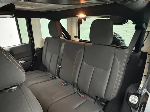 Used 2018 Jeep Wrangler Unlimited Rubicon w/ Dual Top Group AWD/4WD image 36