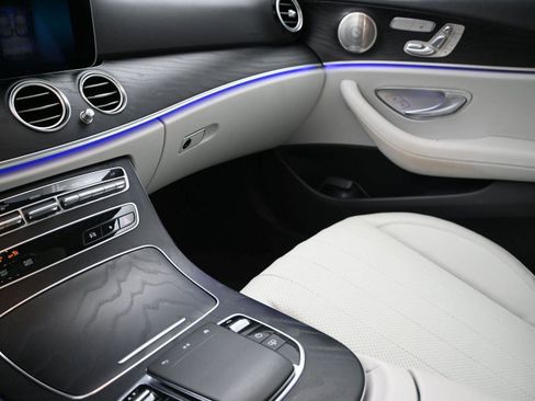 Used 2023 Mercedes-Benz E 350 4MATIC Sedan image 4