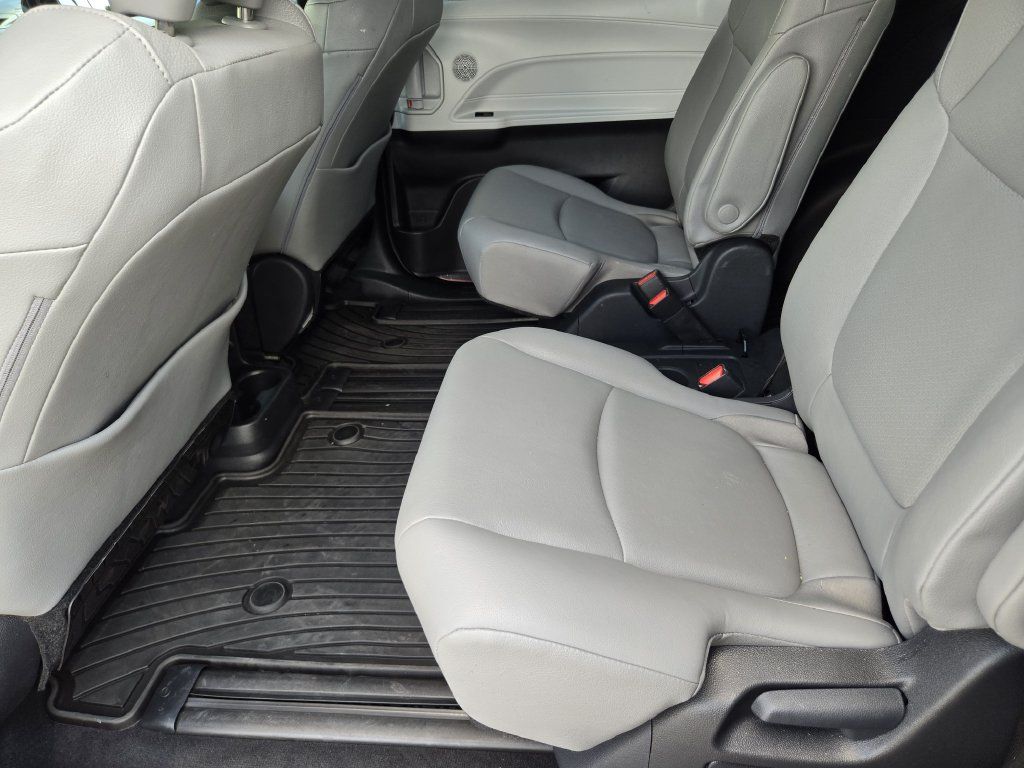 Used 2026 Toyota Sienna XLE FWD image 27