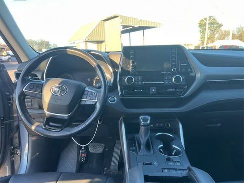 Used 2020 Toyota Highlander XLE image 12