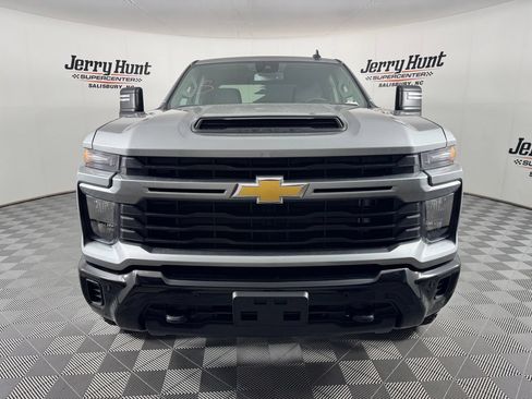 Used 2025 Chevrolet Silverado 2500 Custom w/ Custom Value Package AWD/4WD image 5