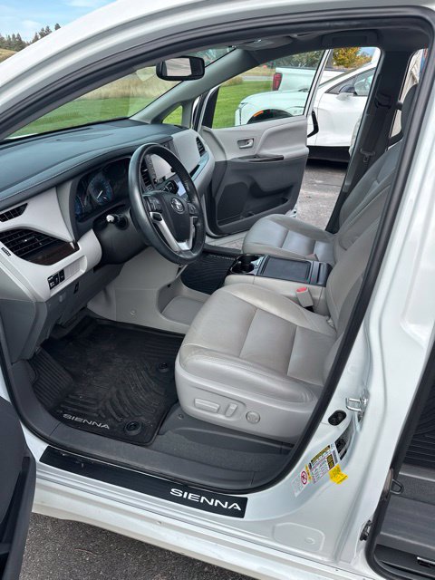 Used 2019 Toyota Sienna XLE w/ XLE Navigation Package FWD image 2
