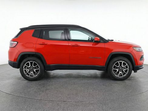 Used 2025 Jeep Compass Trailhawk AWD/4WD image 9