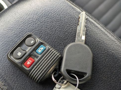 Used 2003 Ford Thunderbird image 31