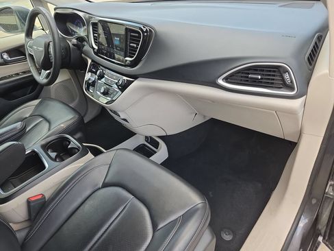 Used 2023 Chrysler Pacifica Touring-L FWD image 32