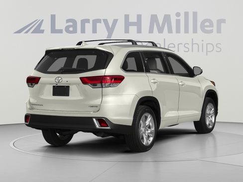 Used 2017 Toyota Highlander Limited Platinum AWD/4WD image 2