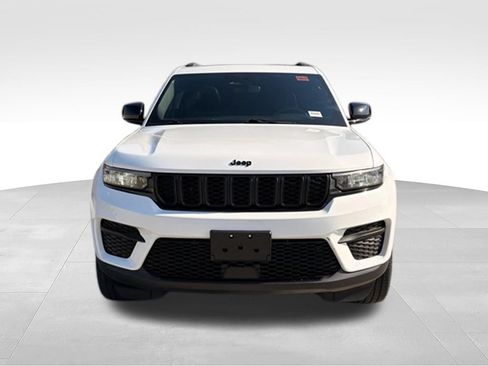 Used 2023 Jeep Grand Cherokee Altitude RWD image 3