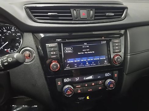 Used 2018 Nissan Rogue SV AWD/4WD image 25