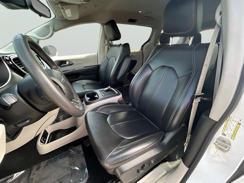 Used 2023 Chrysler Pacifica Touring-L FWD image 10