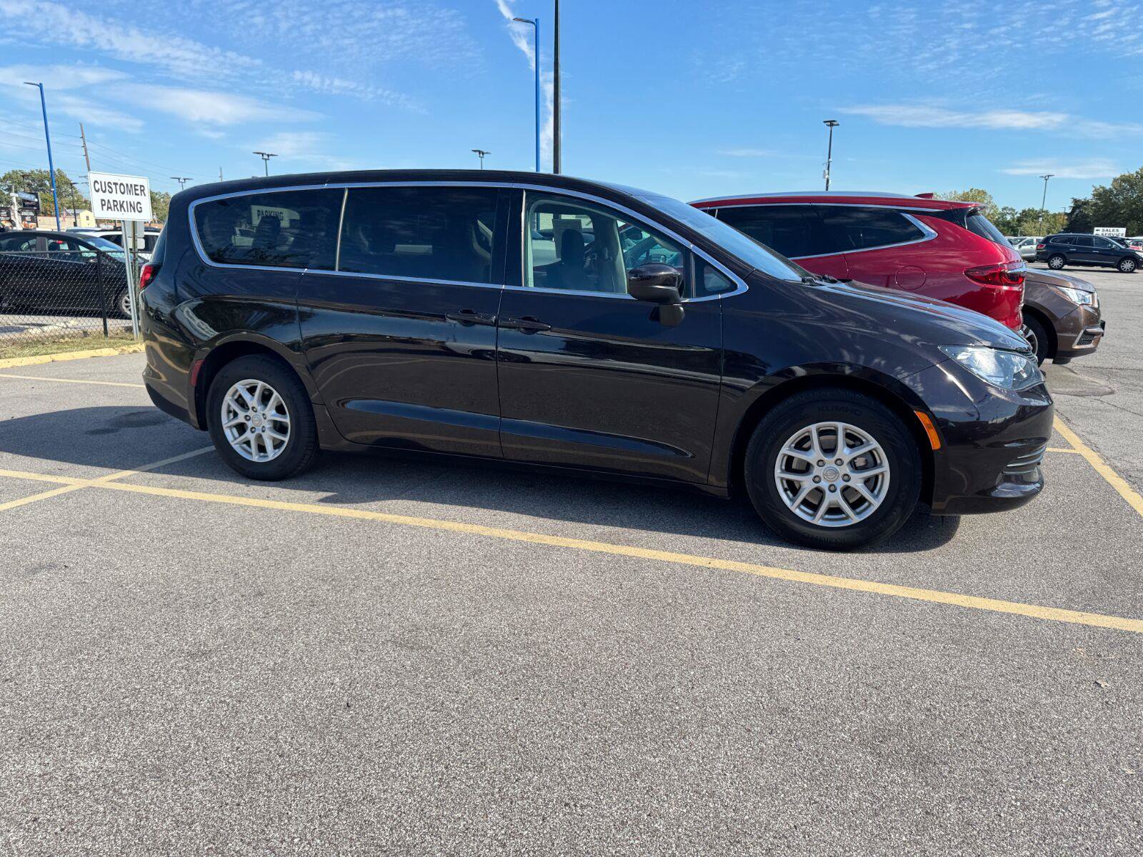 Used 2017 Chrysler Pacifica Touring FWD image 5