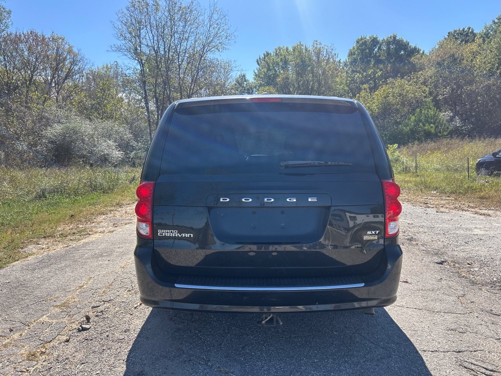 Used 2016 Dodge Grand Caravan SXT FWD image 4