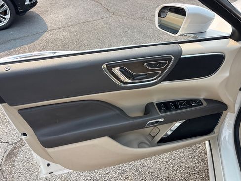 Used 2017 Lincoln Continental Premiere FWD image 11