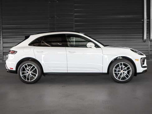 Certified 2026 Porsche Macan AWD/4WD image 11