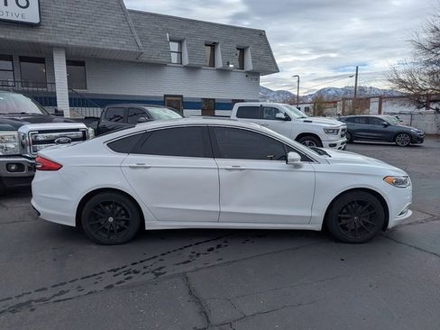 Used 2017 Ford Fusion SE image 2