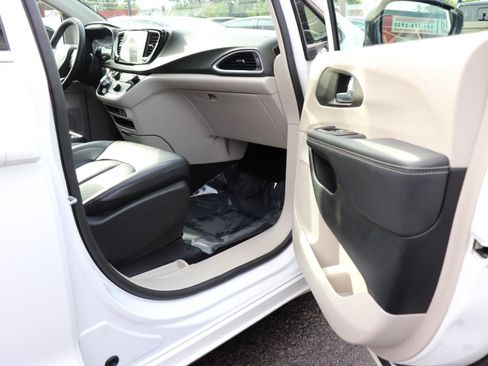 Used 2024 Chrysler Pacifica Touring-L FWD image 17