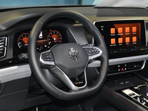 New 2026 Volkswagen Atlas Peak Edition AWD/4WD image 2