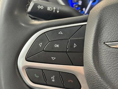 Used 2024 Chrysler Pacifica Touring-L FWD image 4