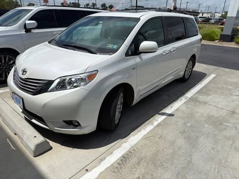 Used 2017 Toyota Sienna AWD image 3