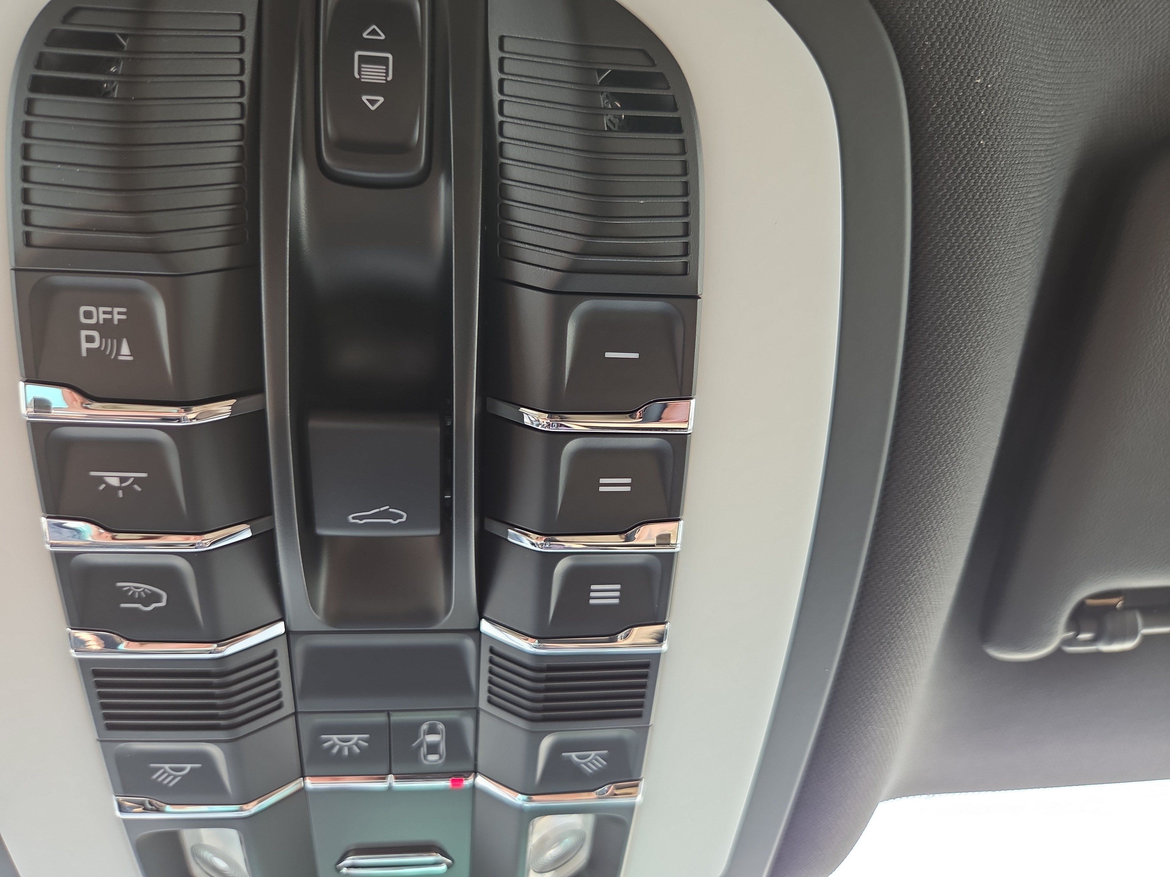 Certified 2025 Porsche Macan AWD/4WD image 25