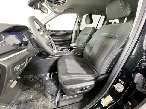 Used 2023 Jeep Grand Cherokee Laredo AWD/4WD image 19
