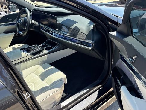 Used 2024 BMW i7 xDrive60 image 29